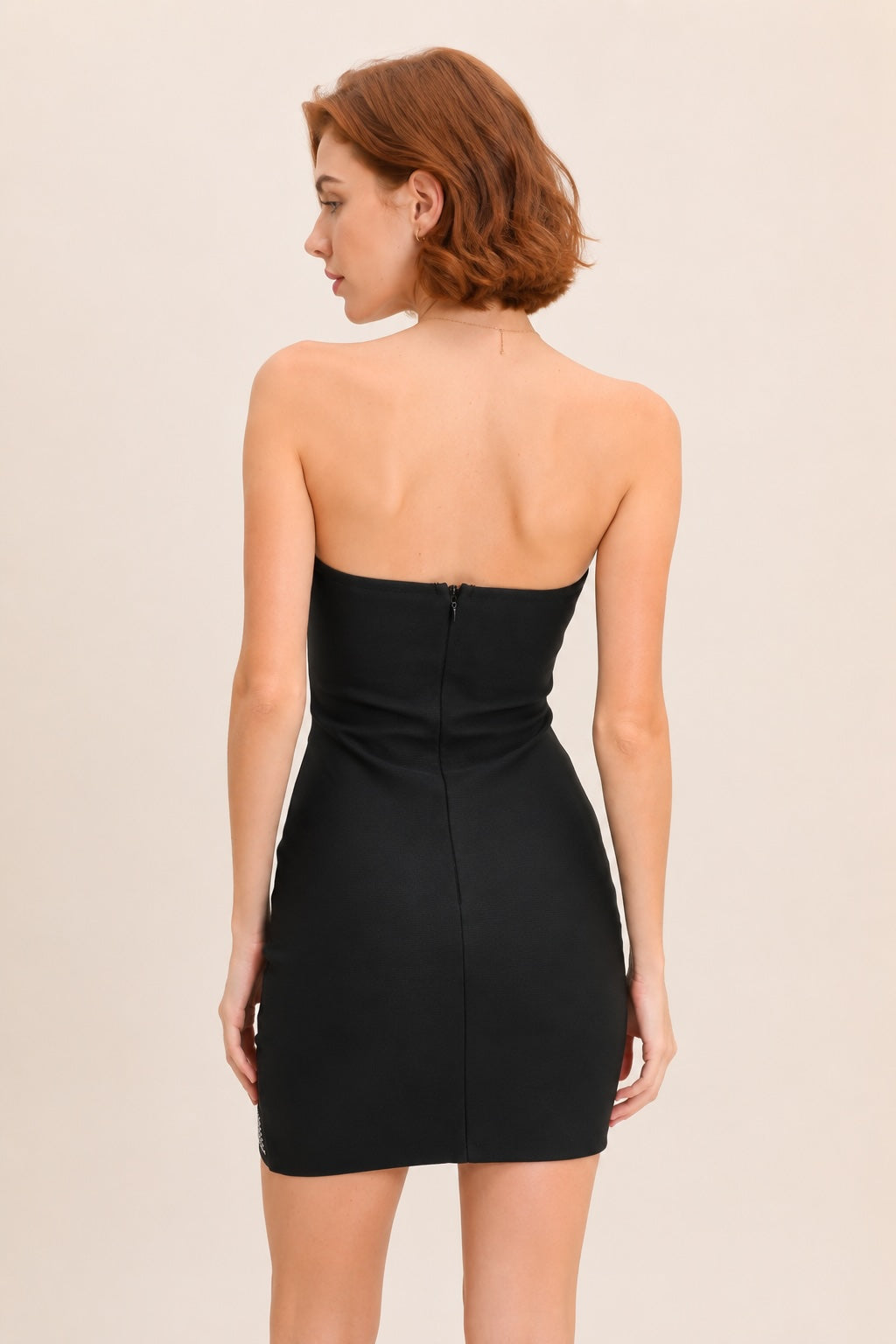 Robe courte moulante femme Dressie Dress avec bustier, plumes et bande strassée, design élégant et tendance.