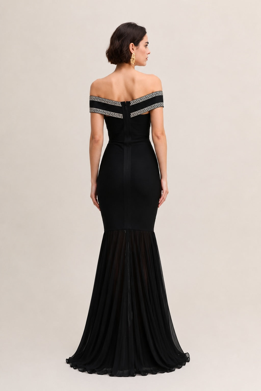 Robe bandage longue sirène sans épaules avec bandes croisées décoratives en noir, par Dressie Dress.