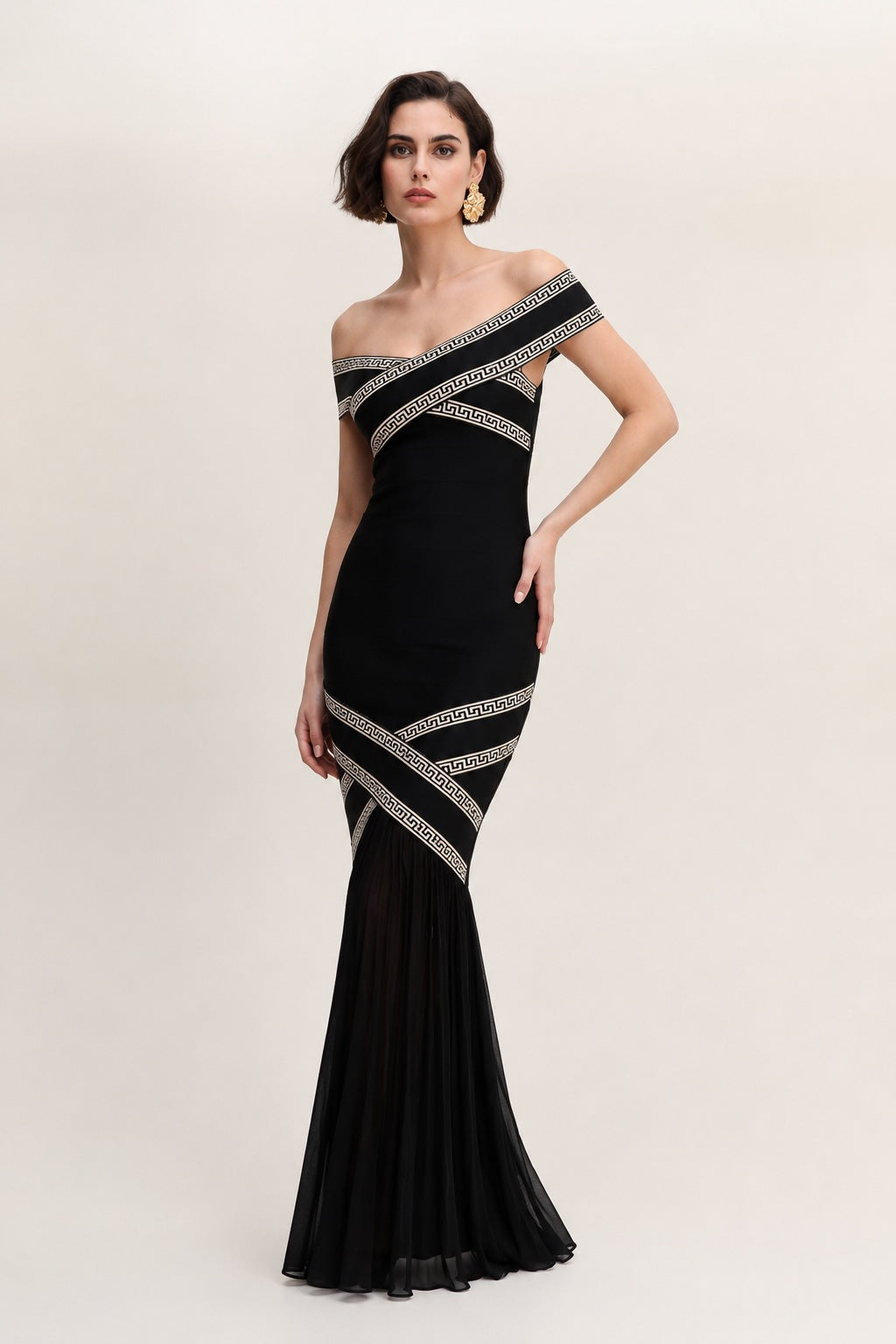 Robe bandage longue sirène à épaules dénudées noires avec bandes croisées décoratives, par Dressie Dress.