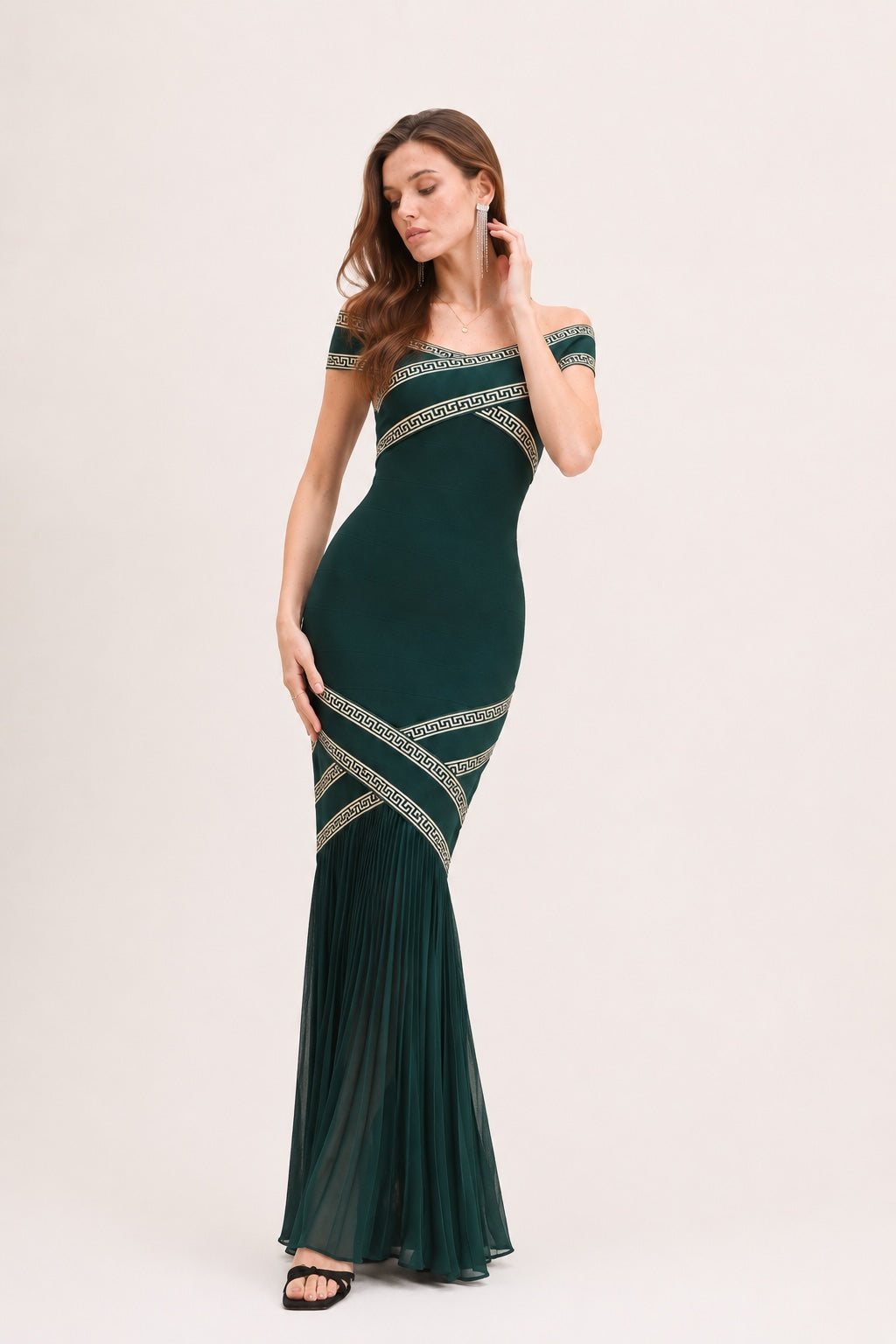 Robe bandage longue sirène à épaules dénudées avec bandes croisées décoratives, en vert, par Dressie Dress.