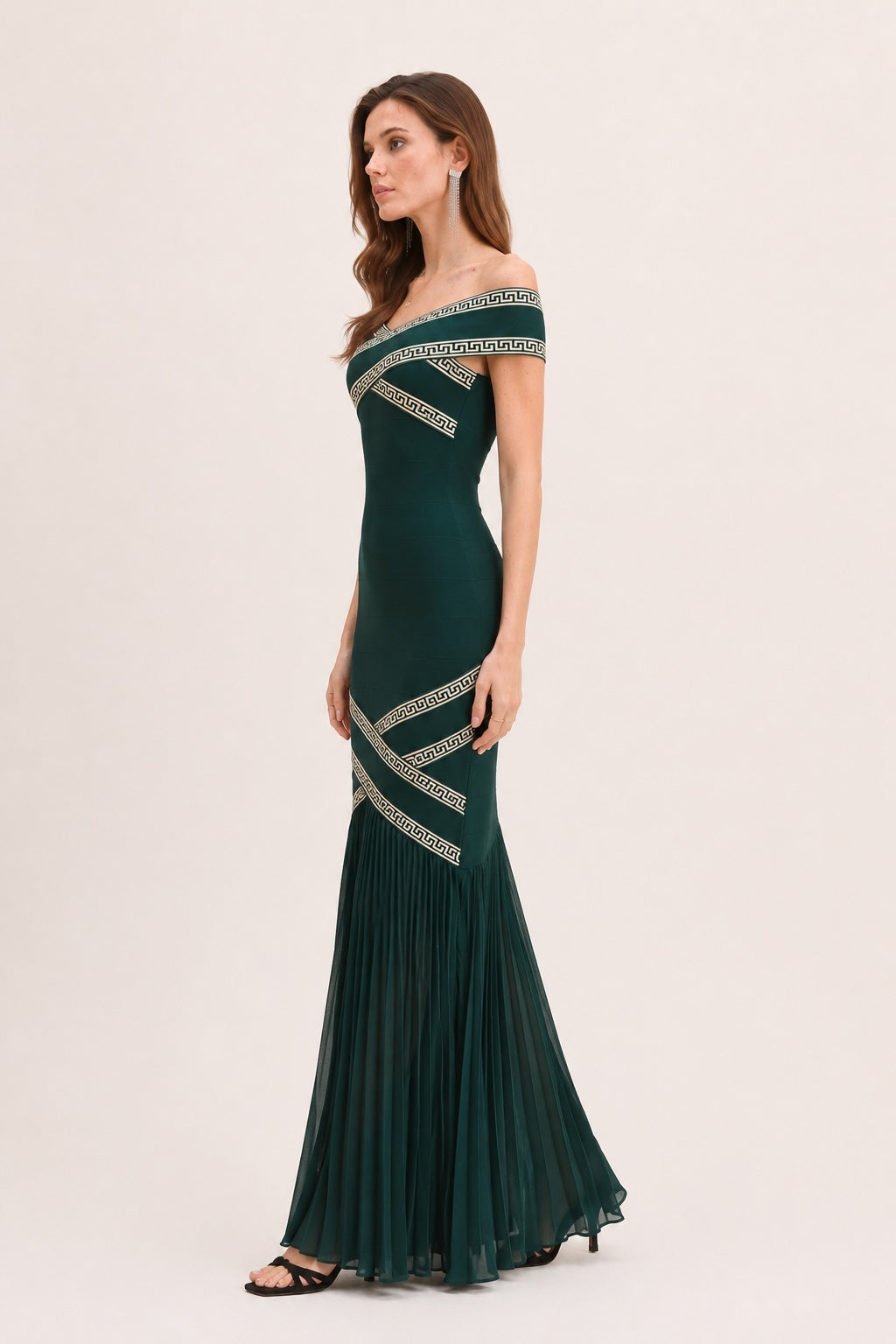 Robe bandage longue sirène à épaules dénudées avec bandes croisées décoratives, couleur verte, dressie dress.