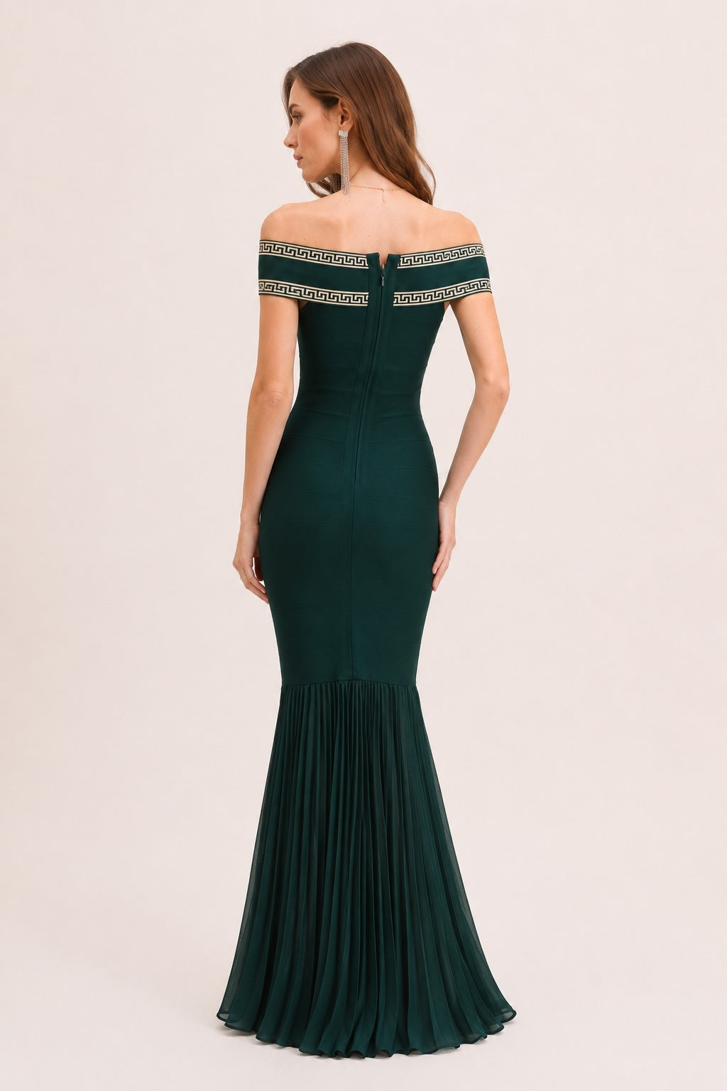 Robe longue sirène à épaules dénudées avec bandes croisées décoratives, robe bandage verte de marque Dressie Dress.