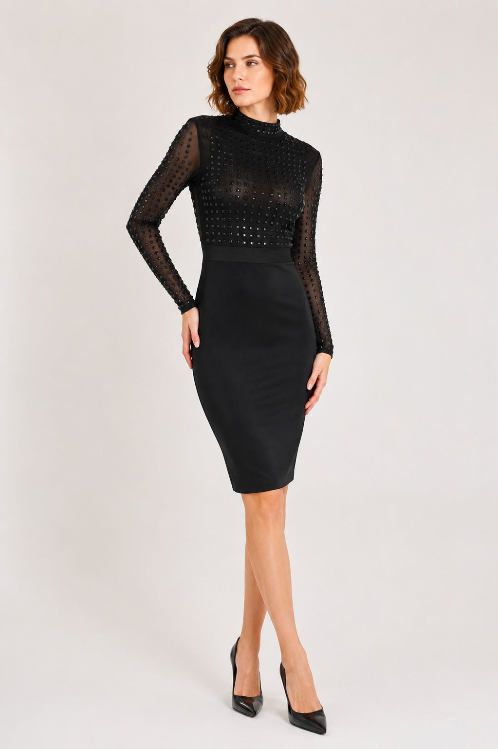 Robe bandage mi-longue noire Dressie Dress avec haut en résille transparente et clous scintillants, ajustée et élégante.
