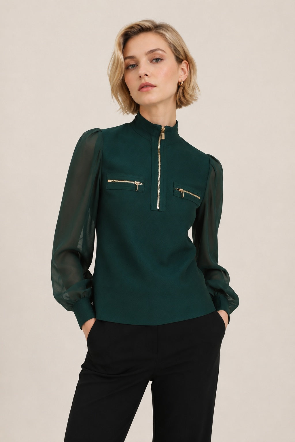 Top femme ajusté à col montant zippé, manches longues en voile avec poches poitrine zippées, par Dressie Dress