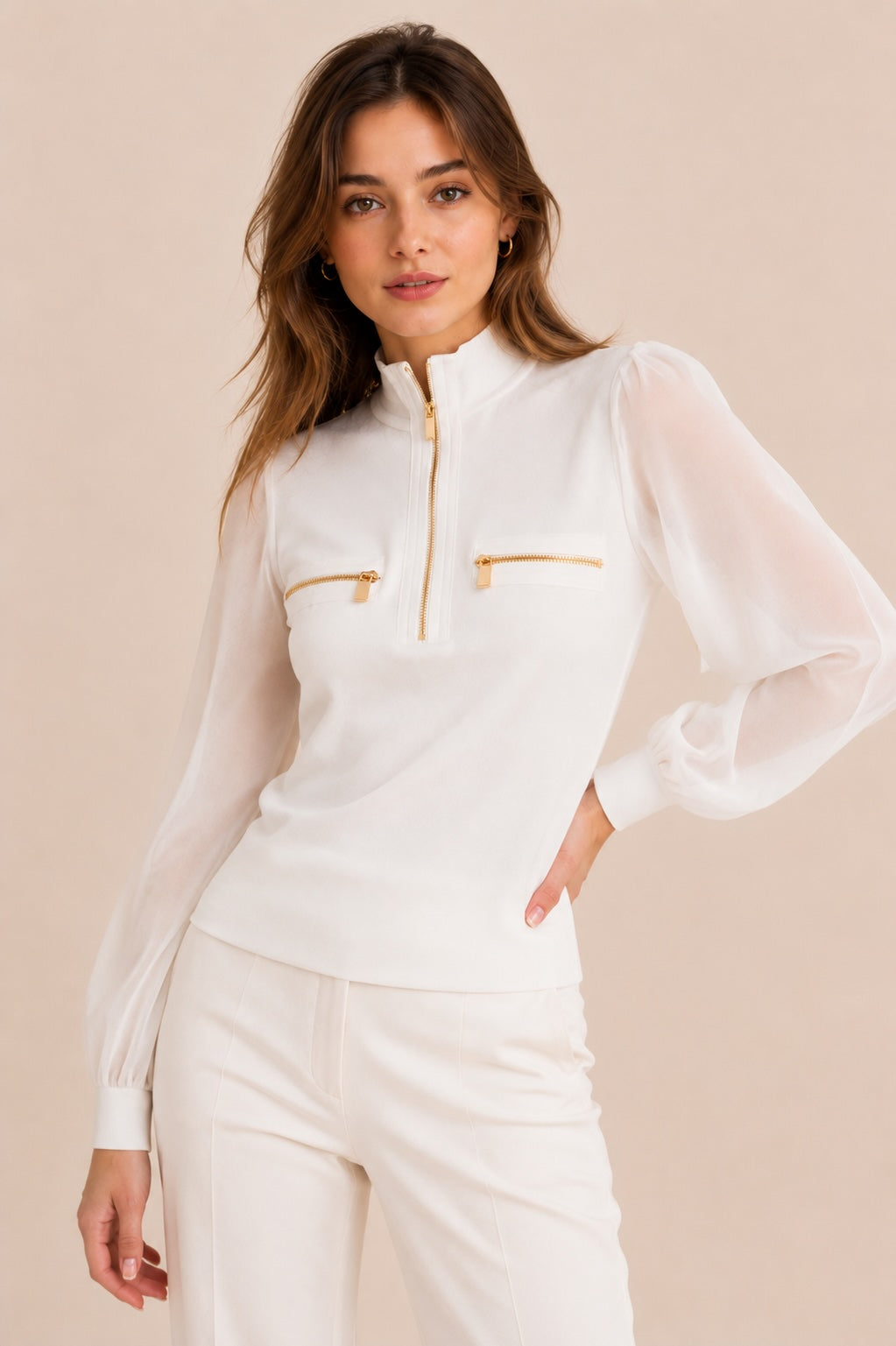 Top femme ajusté à col montant zippé, manches longues en voile blanc avec poches poitrine zippées, Dressie Dress