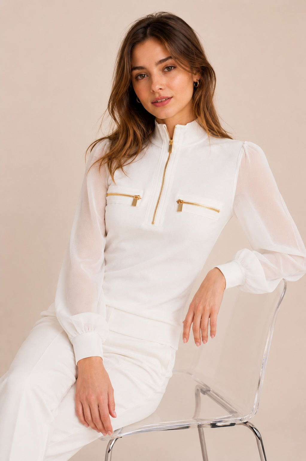 Top femme ajusté blanc avec col montant zippé, manches longues en voile et poches poitrine zippées, par Dressie Dress