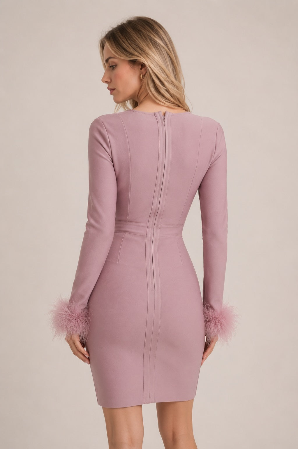 Robe bandage moulante à manches longues, décolleté cœur, garnie de plumes aux poignets, élégante et sexy, Dressie Dress.