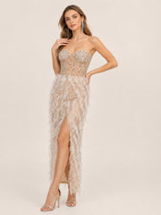 Femme Robe de soirée cristalline avec bustier cœur + ornements strass et plumes taille haute et fente devant – Robe cristallines brillantes | Dressie Dress