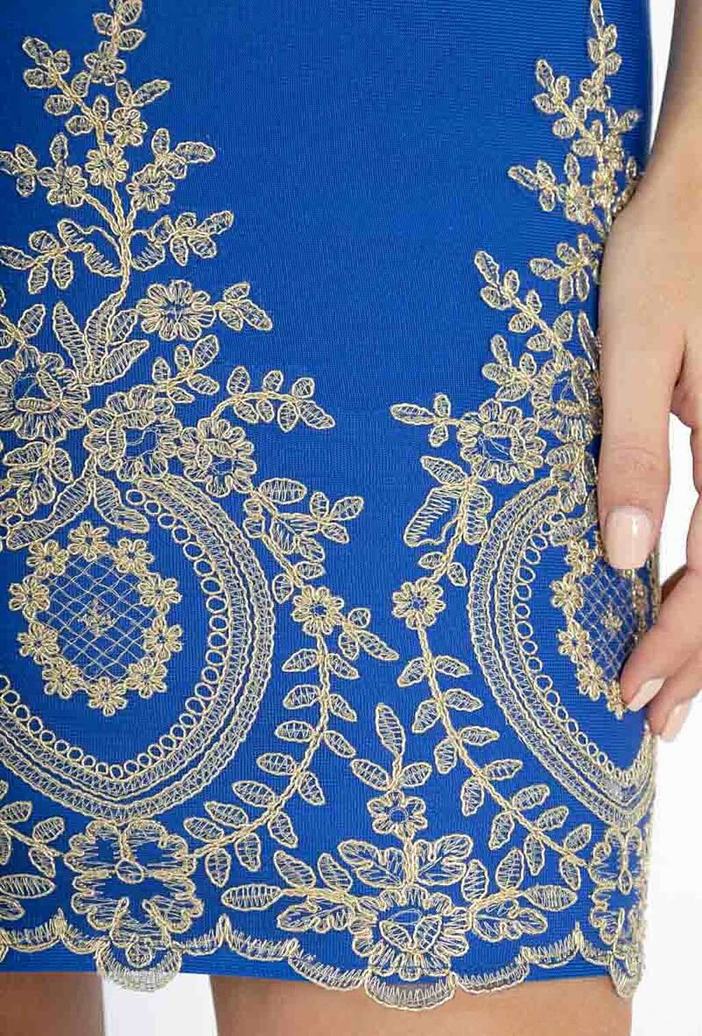 Robe bandage courte moulante Dressie Dress à fines bretelles, décolleté en V et broderies baroques avec ourlet festonné.