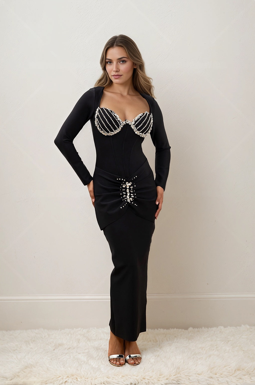 Figurbetontes Bandagenkleid für Damen mit langen Ärmeln, Strass-Herzausschnitt, Raffungen in der Taille und zentralem Schmuckstein – Elegantes Kleid | Dressie Dress