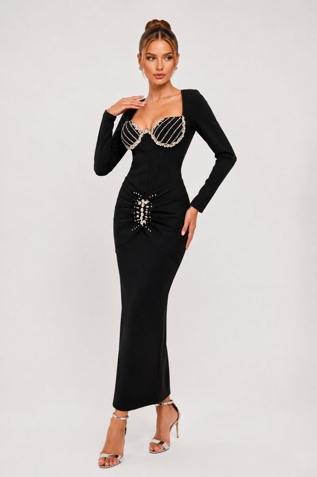 Robe bandage moulante pour femme Dressie Dress, manches longues, bonnets cœur, strass, fronces à la taille et bijou central, noir.