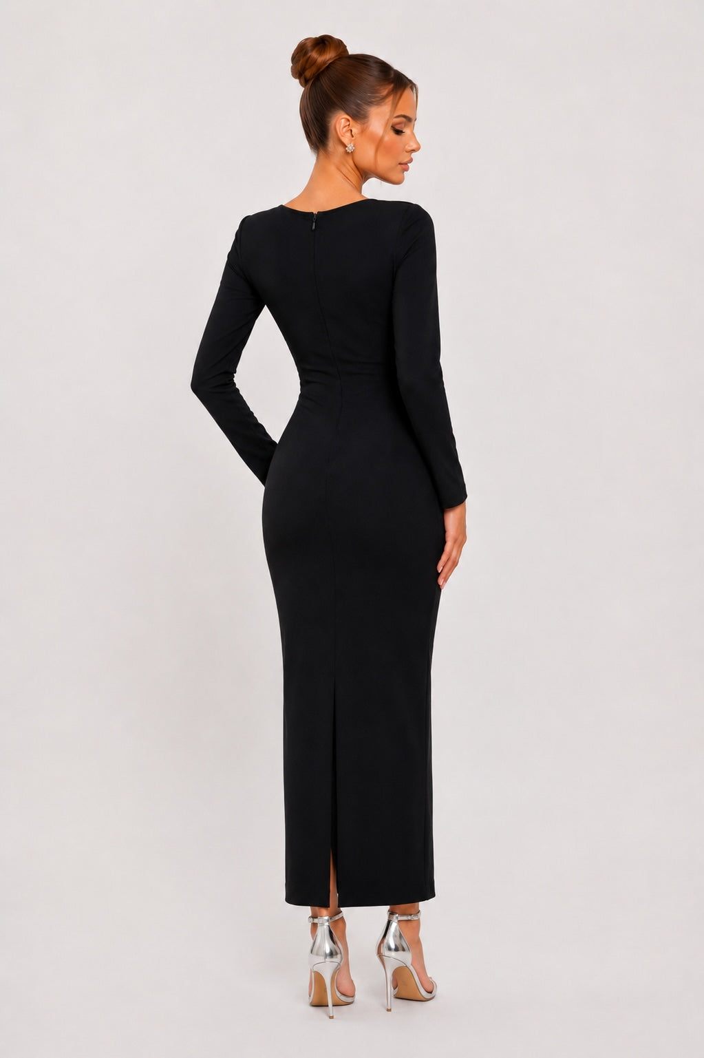 Robe bandage moulante pour femme avec manches longues, bonnets cœur strassés, fronces à la taille et bijou central en noir.