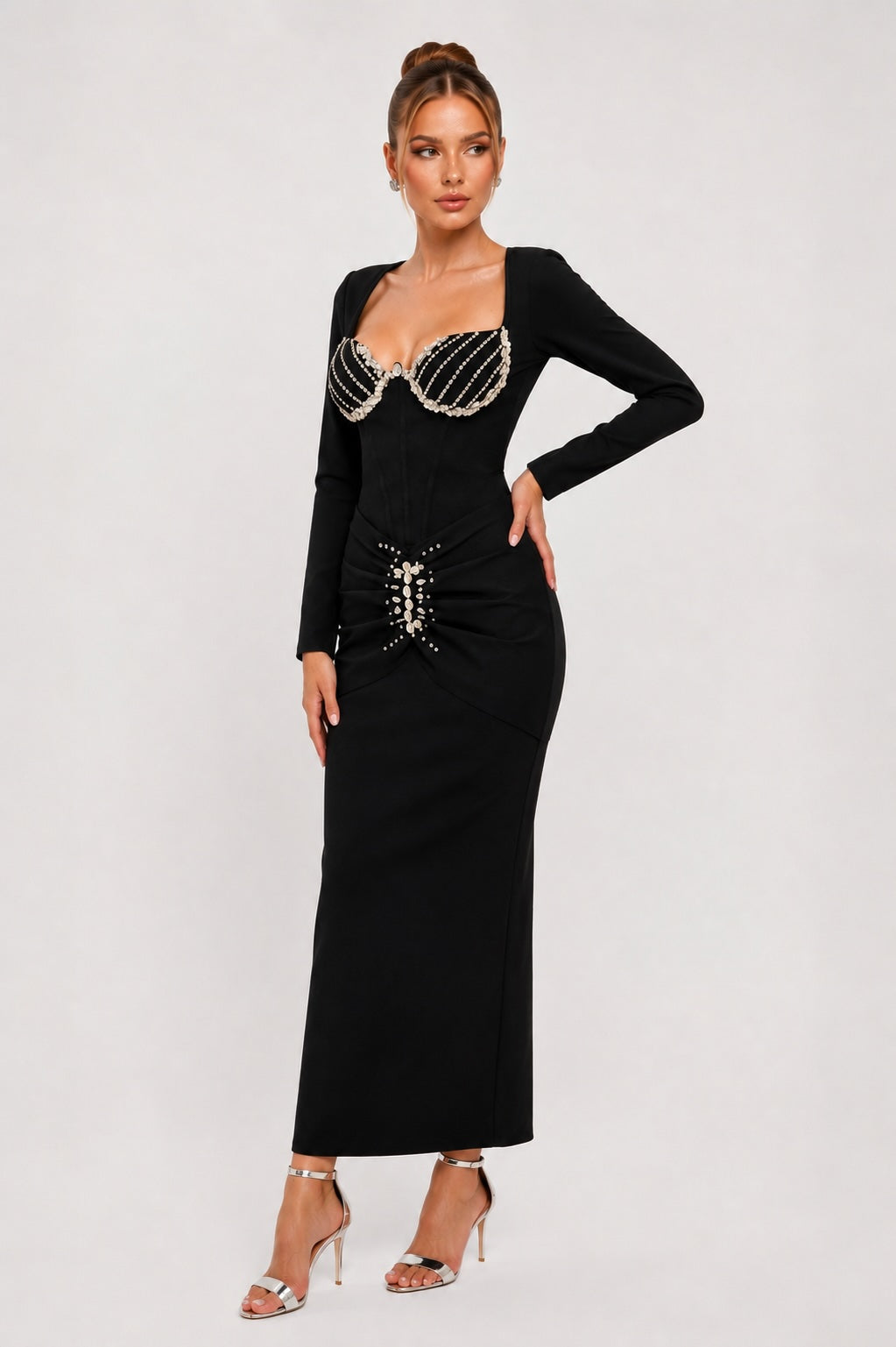 Robe bandage moulante noire pour femme, manches longues, bonnets cœur strassés, fronces à la taille et bijou central, élégante Dressie Dress