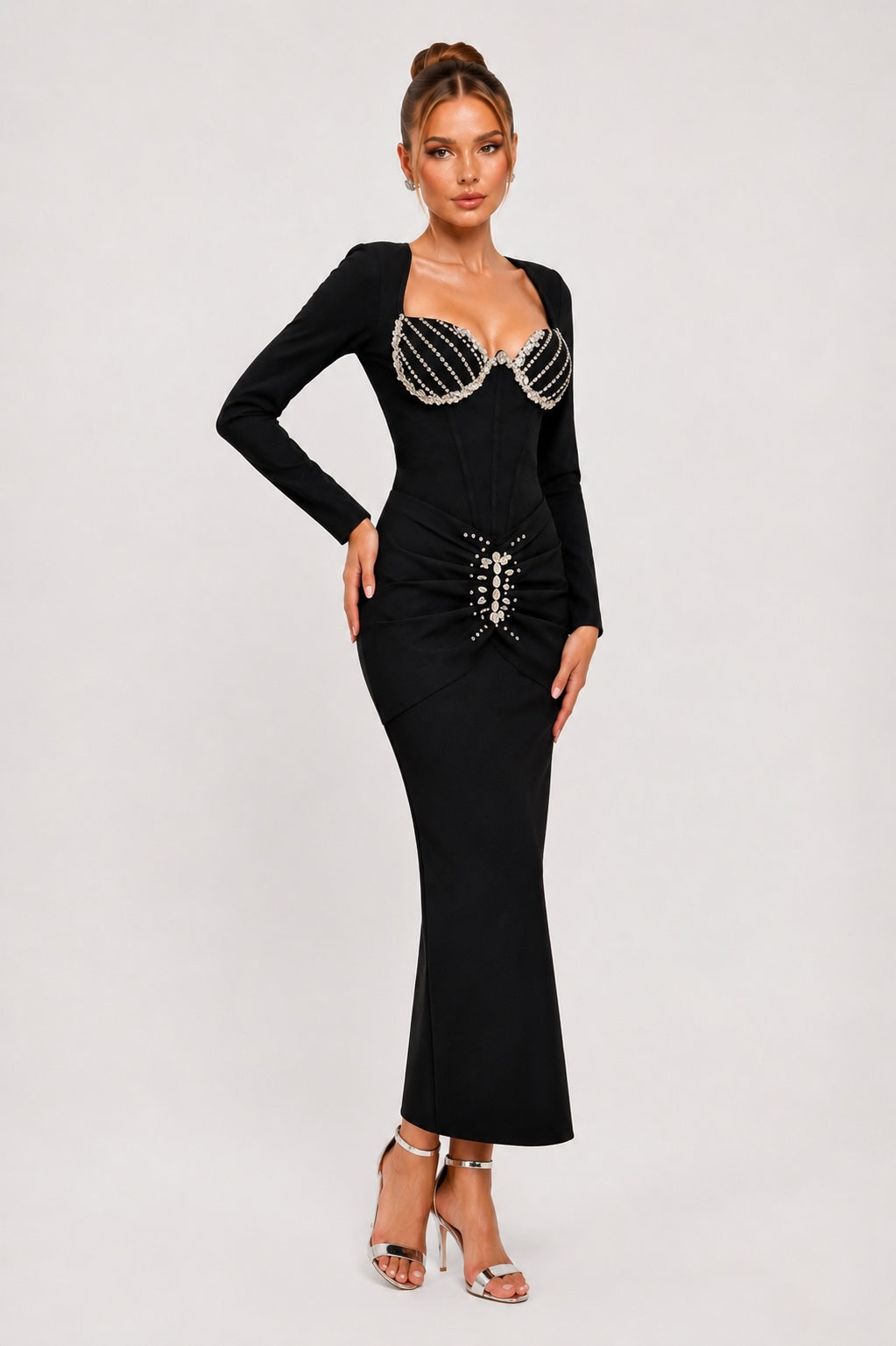 Robe moulante noire pour femme, manches longues, bonnets cœur strassés, fronces à la taille et bijou central, robe élégante Dressie Dress.