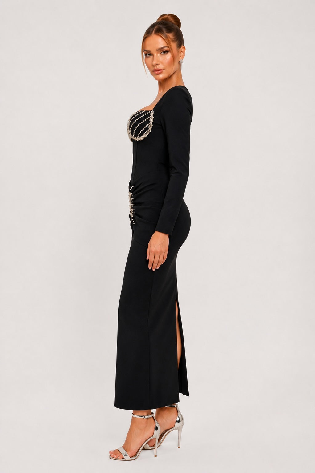 Robe bandage moulante noire pour femme avec manches longues, décolleté cœur, fronces à la taille et bijou central, élégante Dressie Dress
