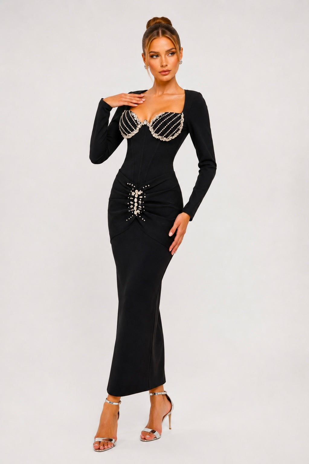 Robe bandage femme Dressie Dress noir à manches longues, décolleté cœur, fronces à la taille et bijou central, style élégant.