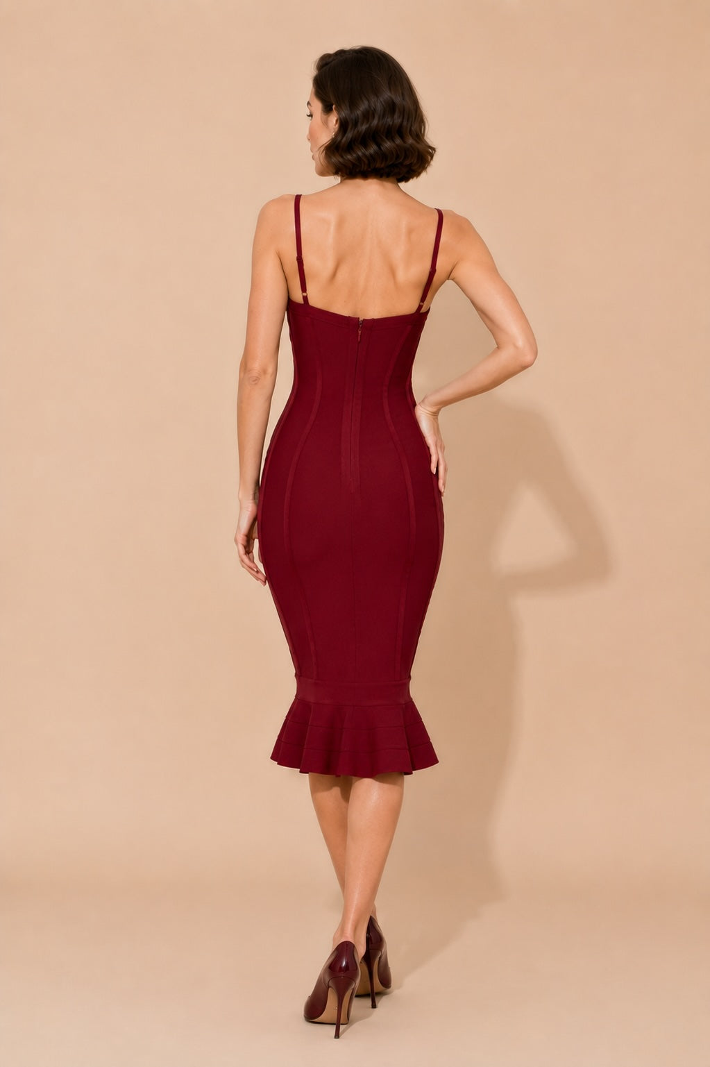Robe bandage noire Dressie Dress à décolleté cœur, fines bretelles, ourlet sirène volanté, style élégant et sexy.
