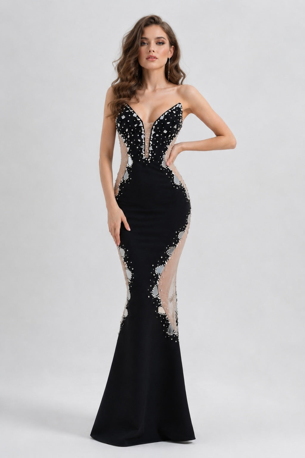 Robe longue sirène blanche pour femme, bustier décolleté cœur, détails en tulle illusion, découpes côtés et strass, robe gainante Dressie Dress