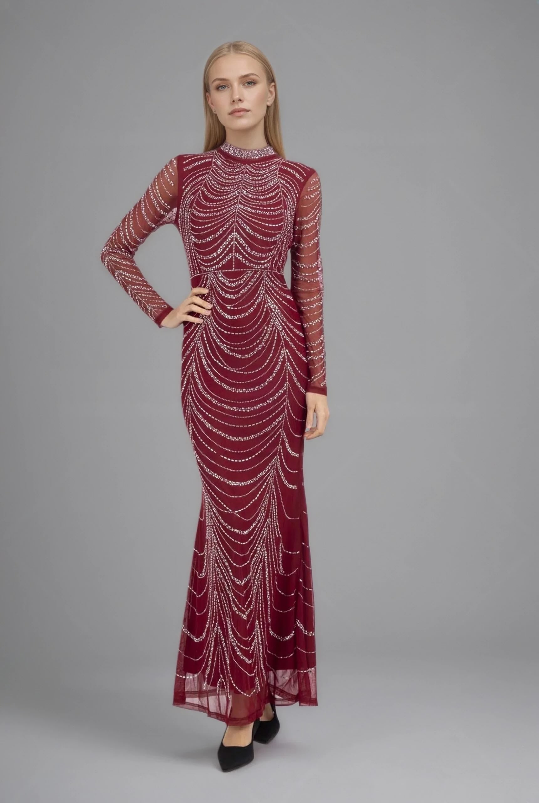 Robe de soirée longue moulante rouge pour femme, en tulle avec strass et motif chaînes, style brillant et élégant.