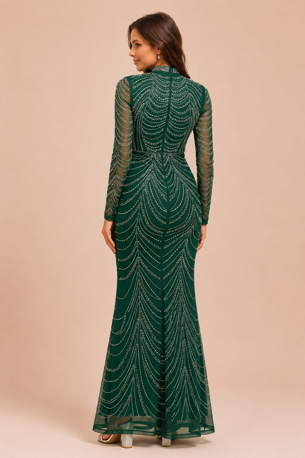 Robe de soirée longue moulante verte Dressie Dress avec col montant, manches longues en tulle, détails en strass et motifs chaînes.
