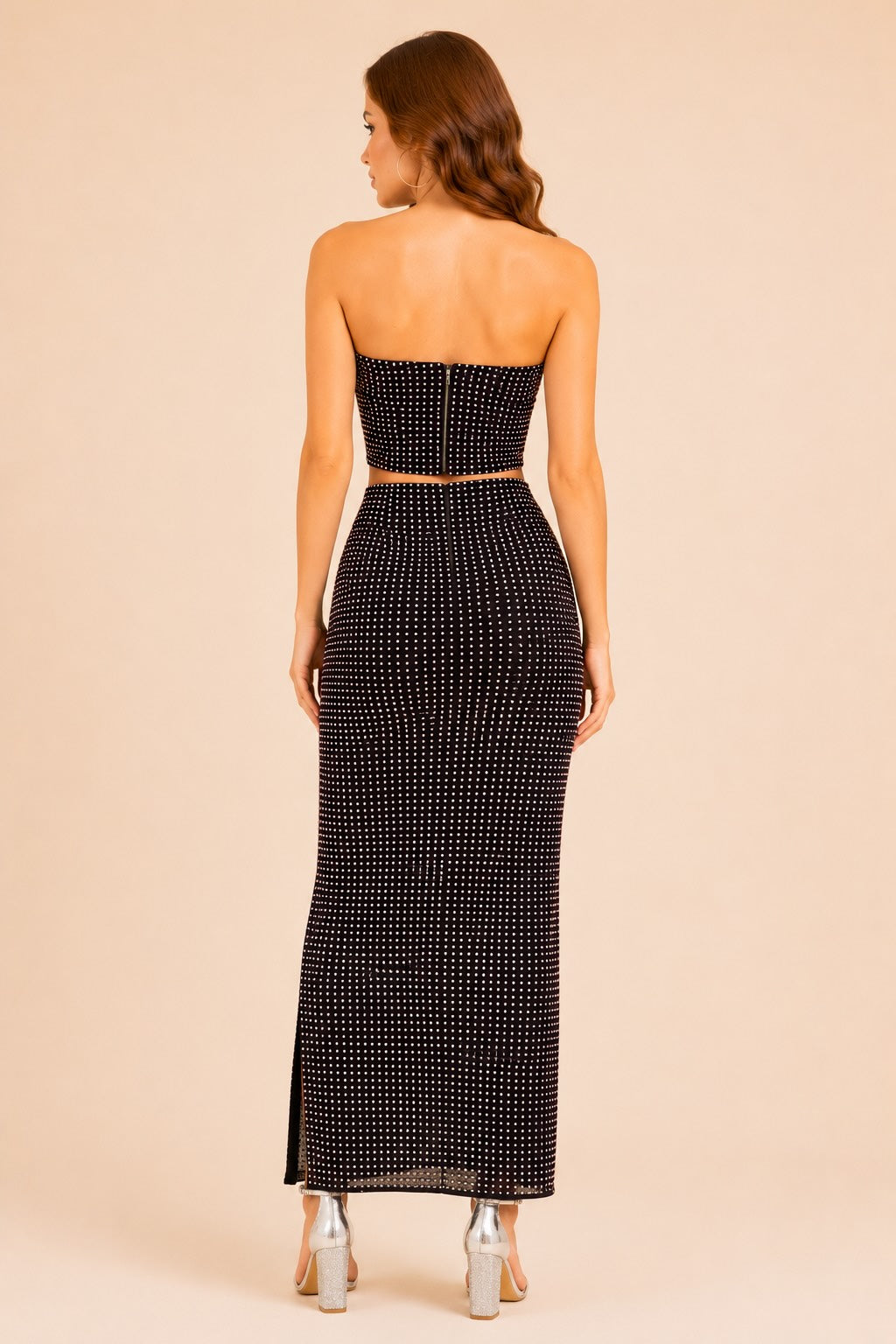 Ensemble de fête 2 pièces Dressie Dress : top bandeau entièrement strassé et jupe longue fendue taille haute, élégant pour soirée.