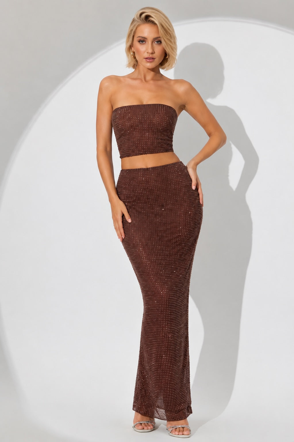 Ensemble de fête 2 pièces Dressie Dress avec top bandeau entièrement strassé et jupe longue fendue taille haute.