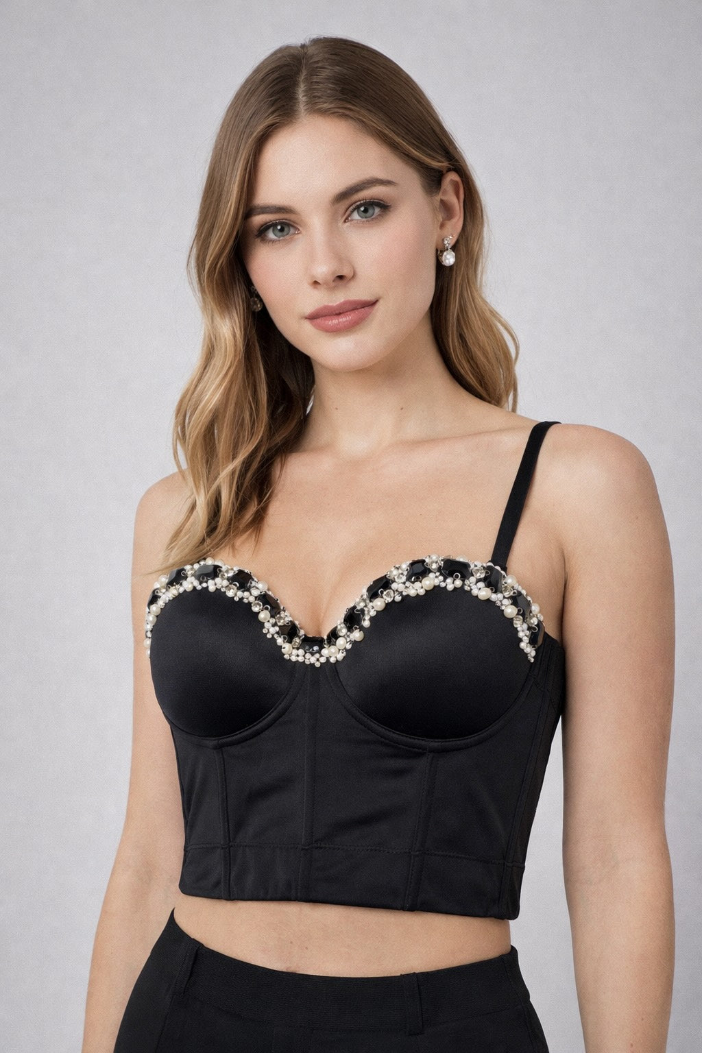 Top bustier court rouge pour femme, avec fines bretelles, ornés de strass et perles, style sexy et glamour.