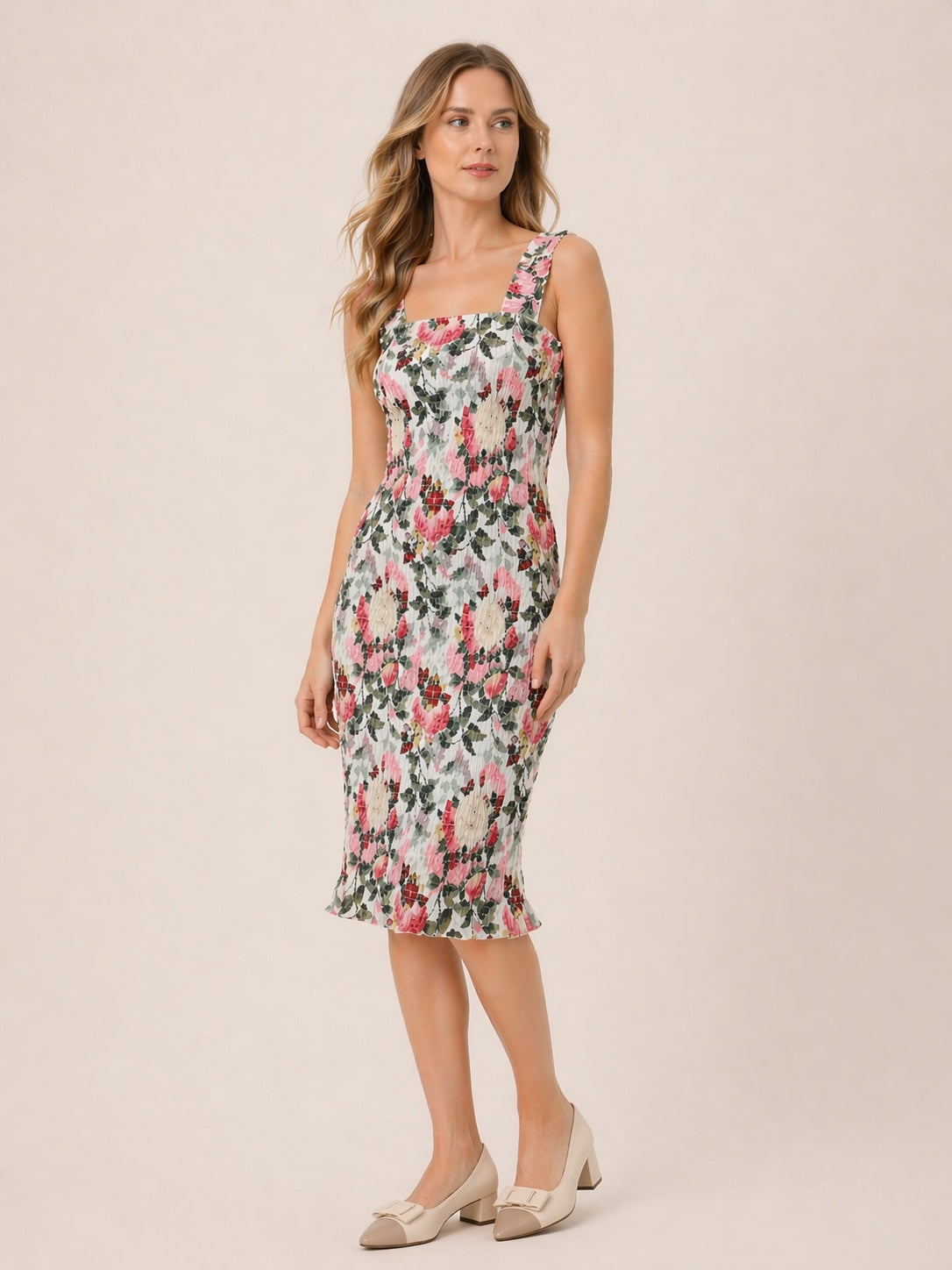 Robe moulante pour femme Dressie Dress, mi-longue avec imprimé, encolure carrée, larges bretelles et texture plissée élégante.