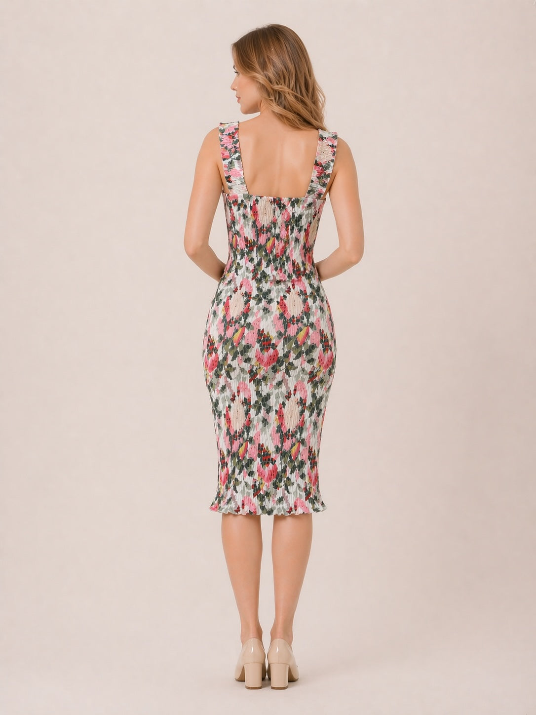 Robe femme moulante mi-longue imprimée avec encolure carrée, larges bretelles et texture plissée, élégante et féminine.