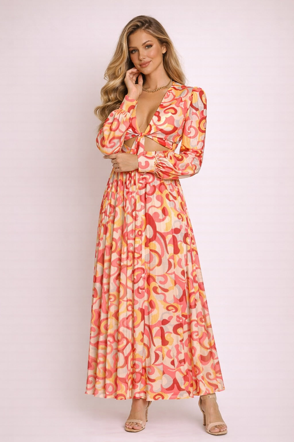 Robe longue imprimée pour femme avec décolleté plongeant, nœud devant, manches longues, fente haute et jupe plissée, marque Dressie Dress.