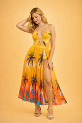 Robe combishort pour femme, style tropical avec col halter, décolleté plongeant, jupe plissée fendue, effet jambes longues.