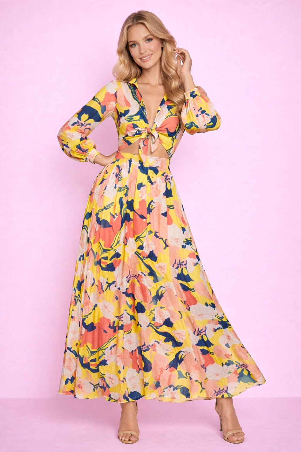 Robe longue fleurie à motif abstrait, avec col chemise, manches longues, taille haute et nouée devant, de la marque Dressie Dress.