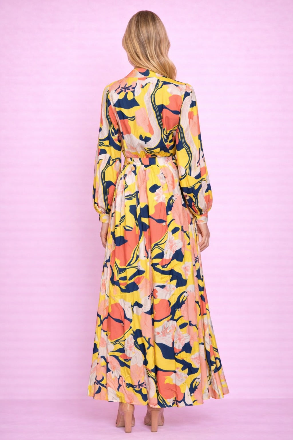 Robe longue femme imprimée avec motif floral abstrait, col chemise, manches longues et taille haute, de la marque Dressie Dress.