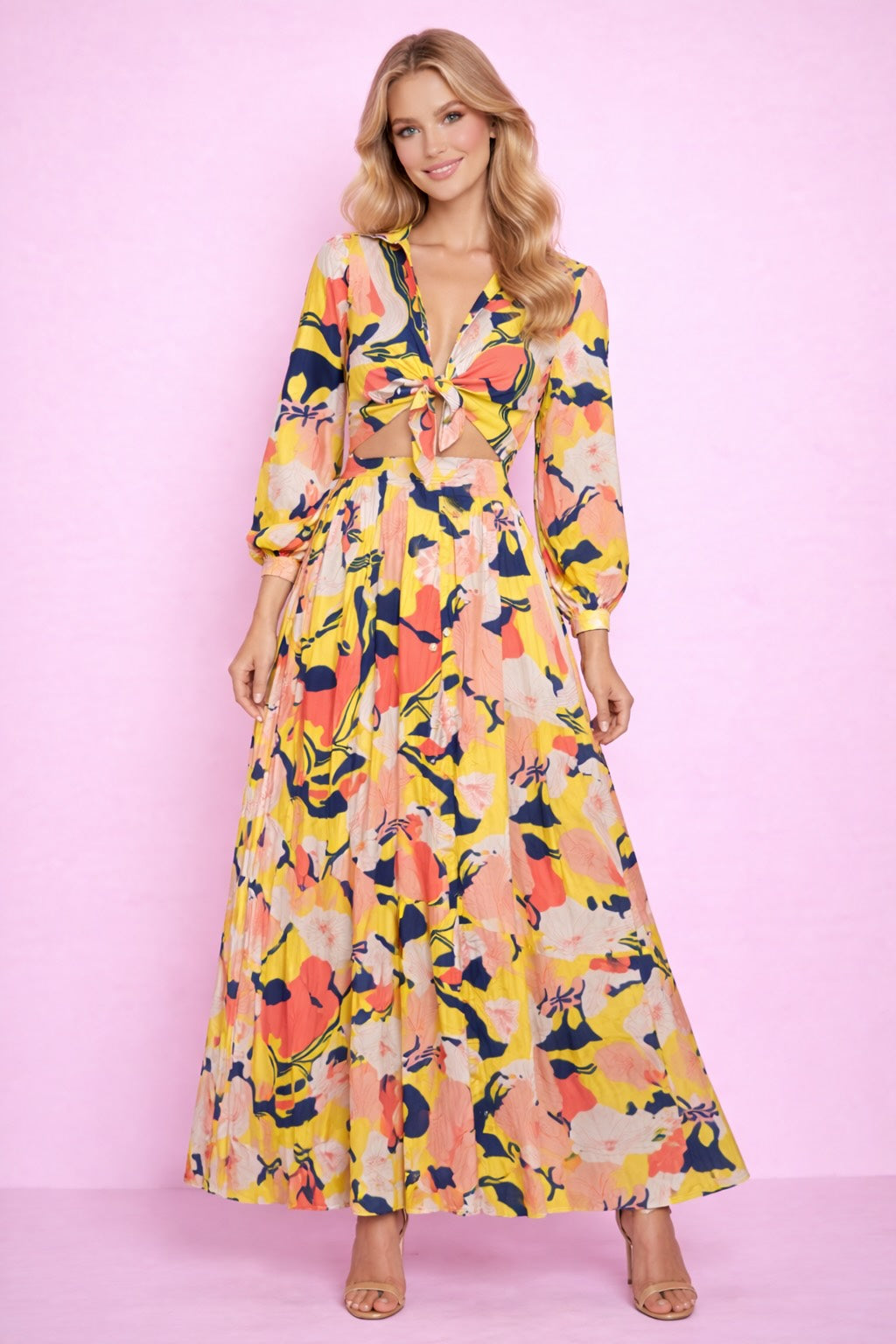 Robe longue à motif floral abstrait avec découpe col chemise, manches longues et taille haute, par Dressie Dress pour femme.