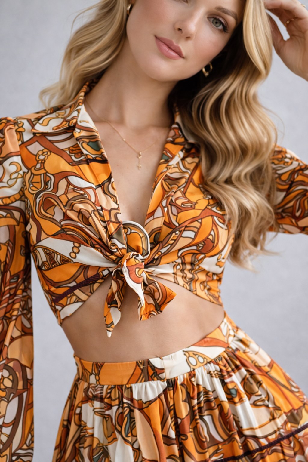 Robe longue bohème pour femme de Dressie Dress avec col chemise, manches longues, décolleté en V, taille élastiquée et jupe plissée.