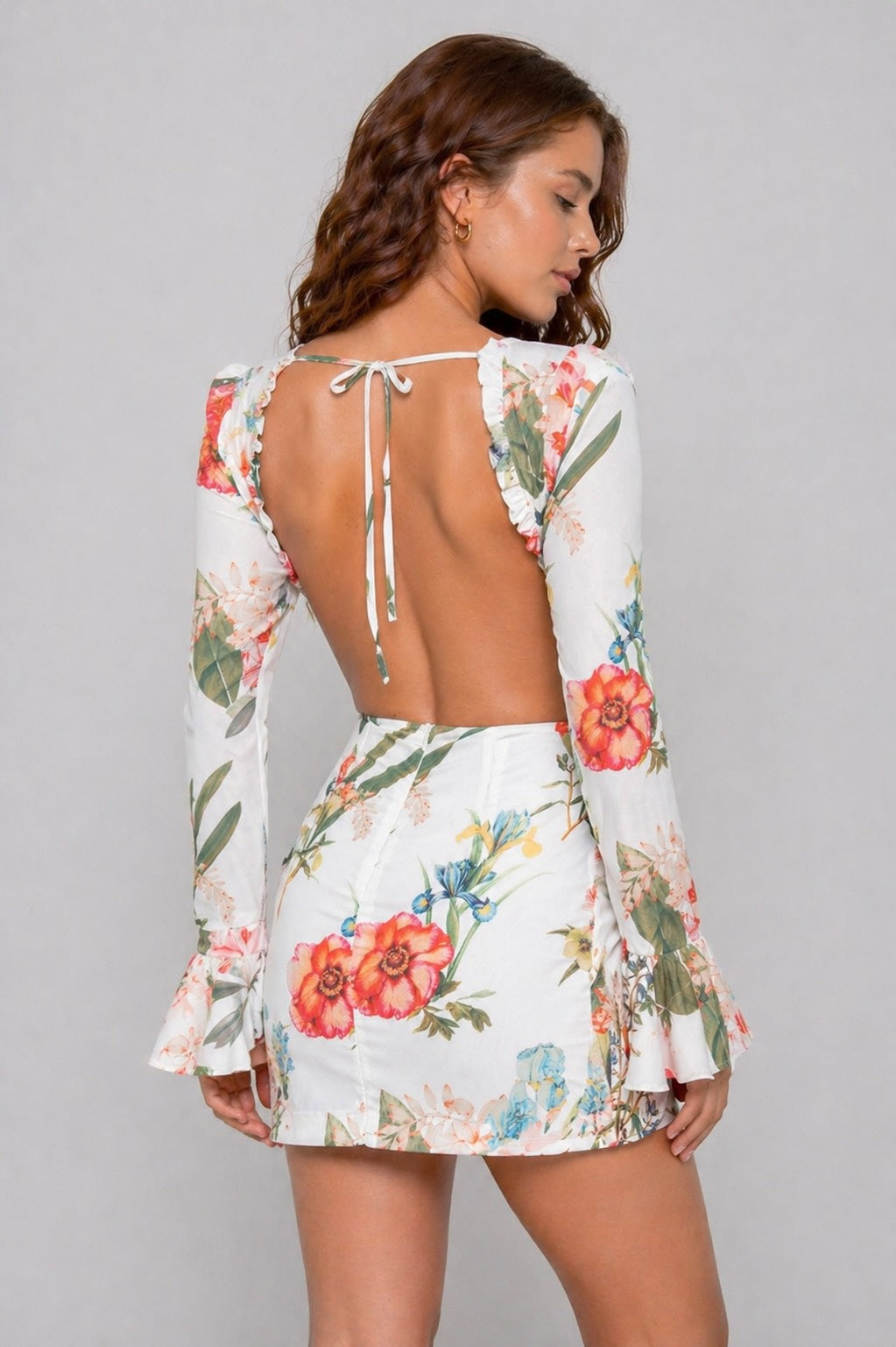 Robe imprimée fleurie pour femme de marque Dressie Dress, avec découpes à la taille, jupe portefeuille nouée et manches longues volantées