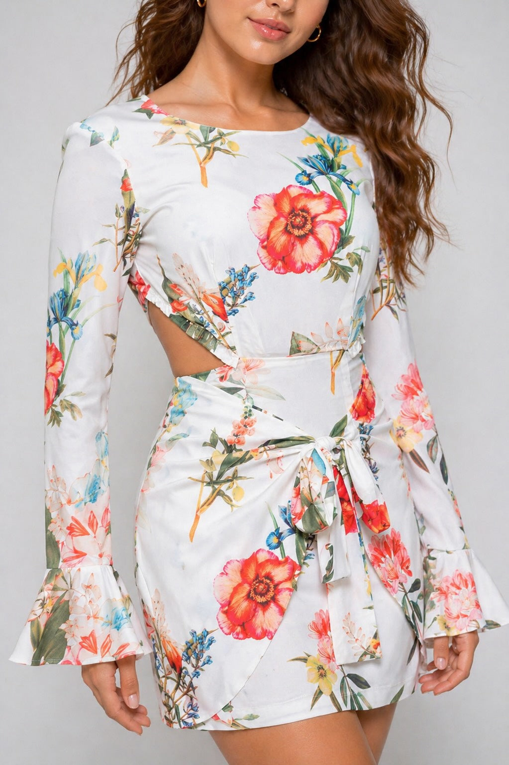 Robe femme imprimée fleurie Dressie Dress avec découpes à la taille, jupe portefeuille nouée et manches longues volantées.
