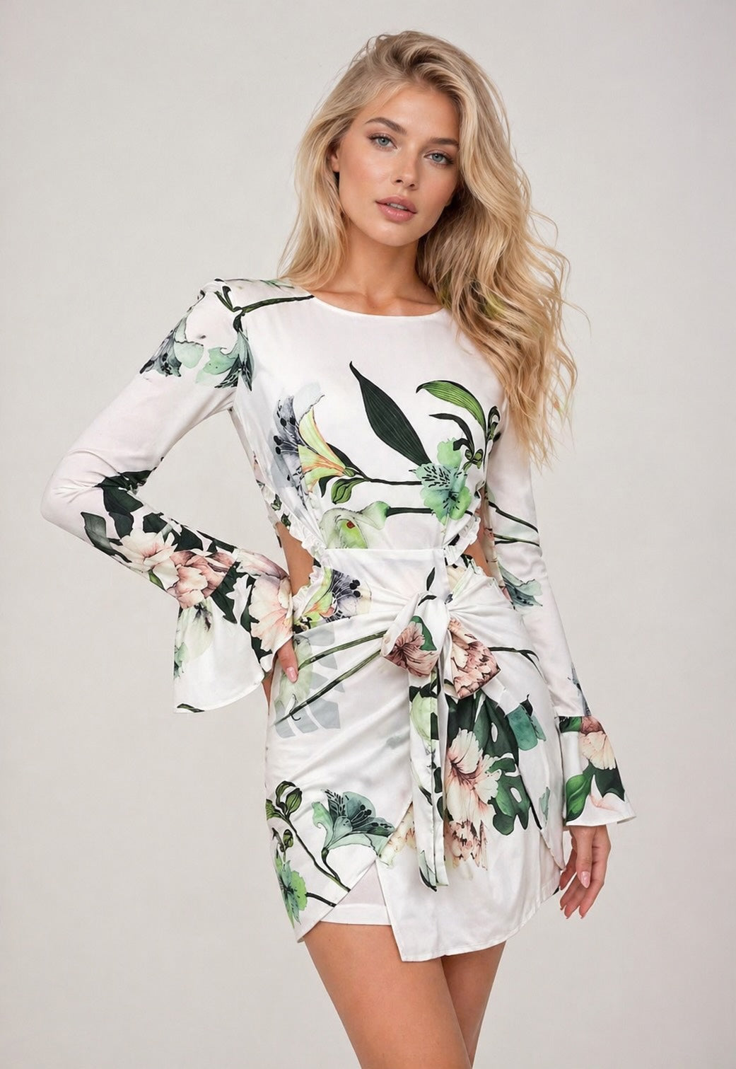 Robe femme imprimée florale avec découpes à la taille, jupe portefeuille nouée et manches longues volantées, de la marque Dressie Dress.