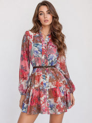 Robe chemise courte imprimée patchwork florale pour femme, avec col montant, manches bouffantes et ceinture fine.