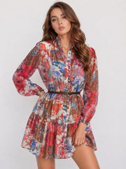 Robe chemise courte imprimée patchwork floral pour femme avec col montant, boutons, manches bouffantes, ceinture fine et ourlet volanté.
