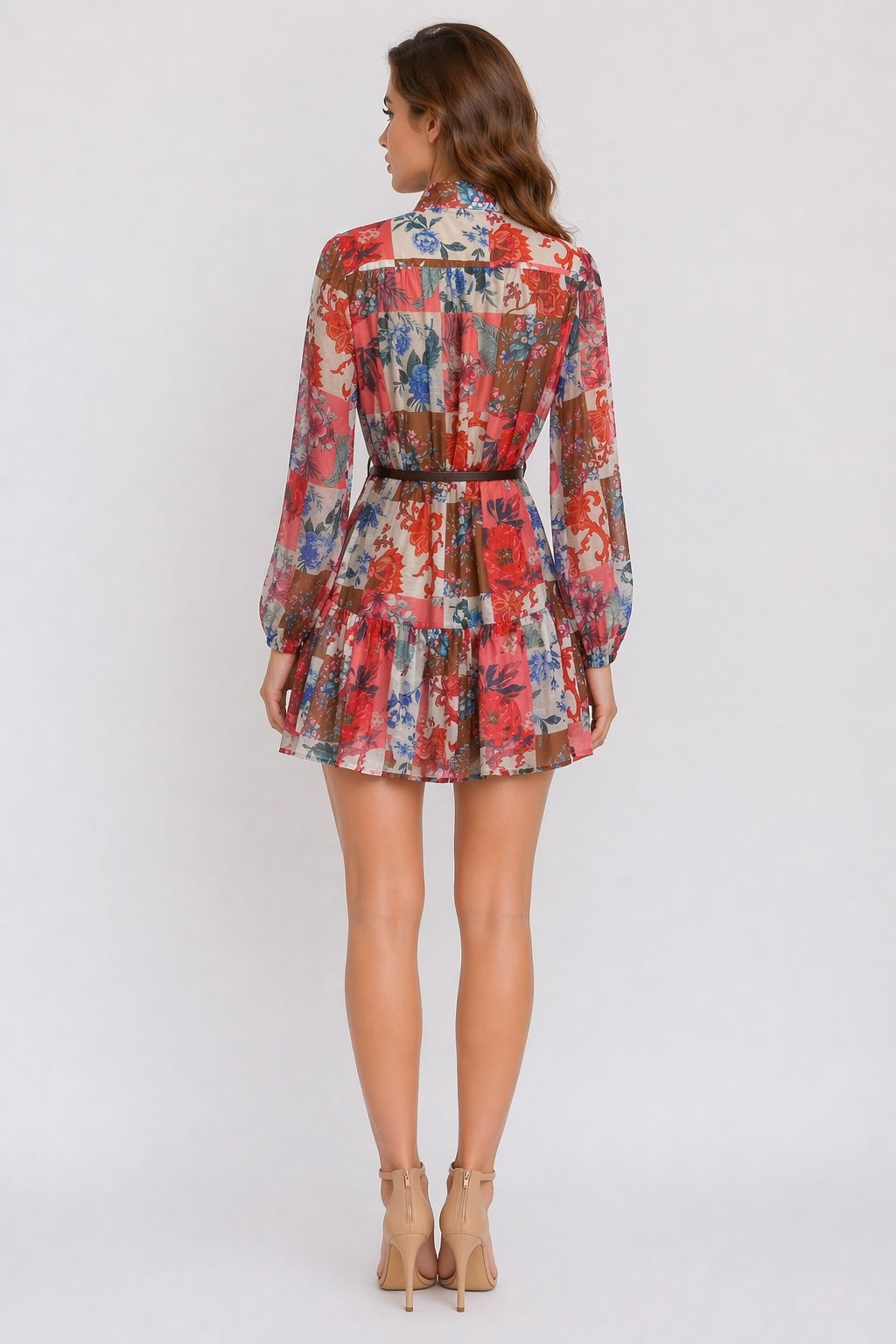Robe chemise courte imprimée floral avec col montant, boutons, manches bouffantes, ceinture fine et ourlet volanté, par Dressie Dress.