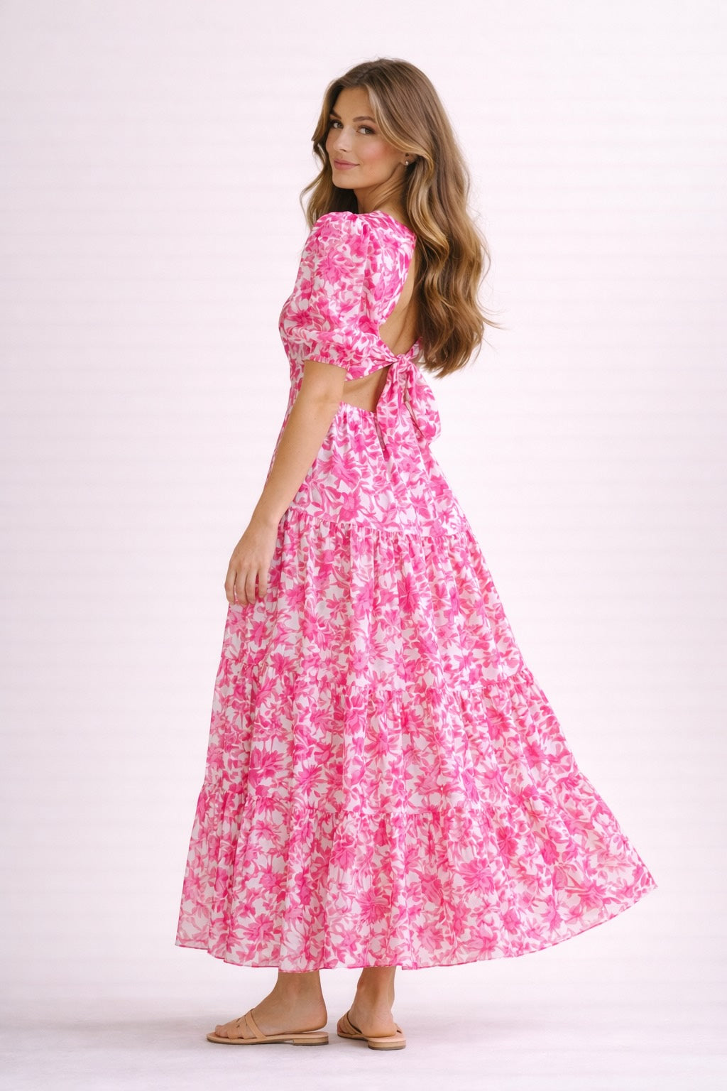 Robe longue pour femme imprimée à fleurs, décolleté en V, taille haute et jupe à volants, marque Dressie Dress.