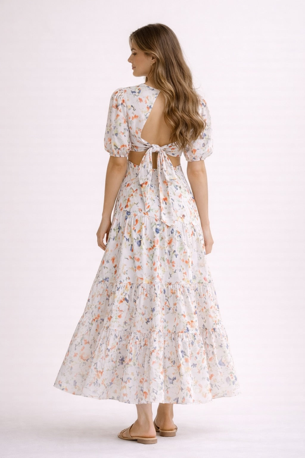 Robe longue à fleurs pour femme de la marque Dressie Dress, décolleté en V, taille haute et jupe à volants.