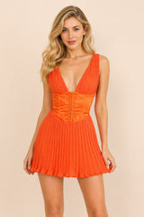 Robe courte sexy sans manches Dressie Dress à décolleté plongeant, bustier structuré et jupe plissée pour femme