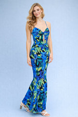 Robe longue imprimée feuillage bleu pour femme, avec bretelles fines, twist sur le buste et ouverture devant et dos dégagé.