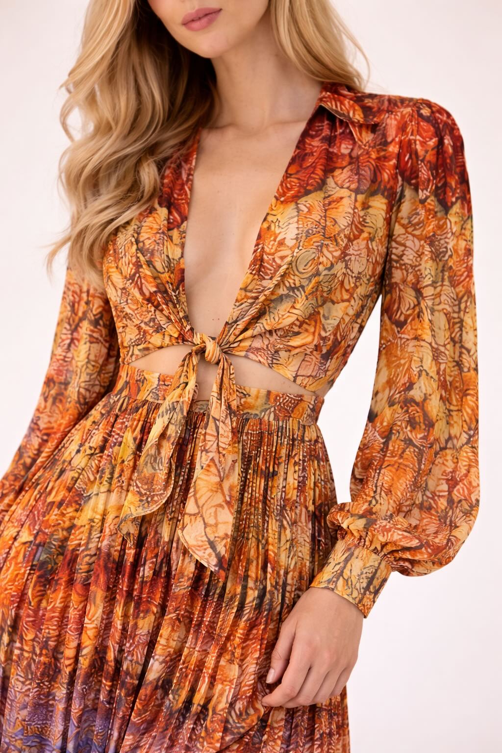 Robe longue imprimée femme Dressie Dress, style rétro chic avec décolleté profond, nœud devant, taille ajourée, jupe plissée élégante