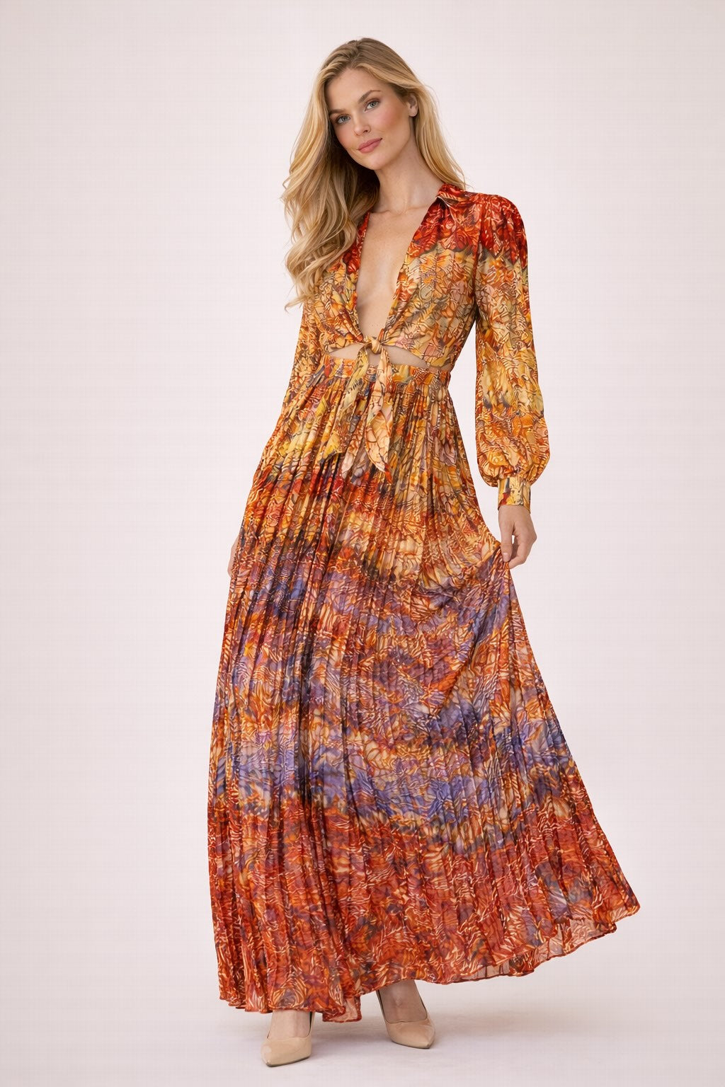 Robe longue imprimée pour femme de marque Dressie Dress, style rétro chic avec décolleté profond, nœud devant et jupe plissée.