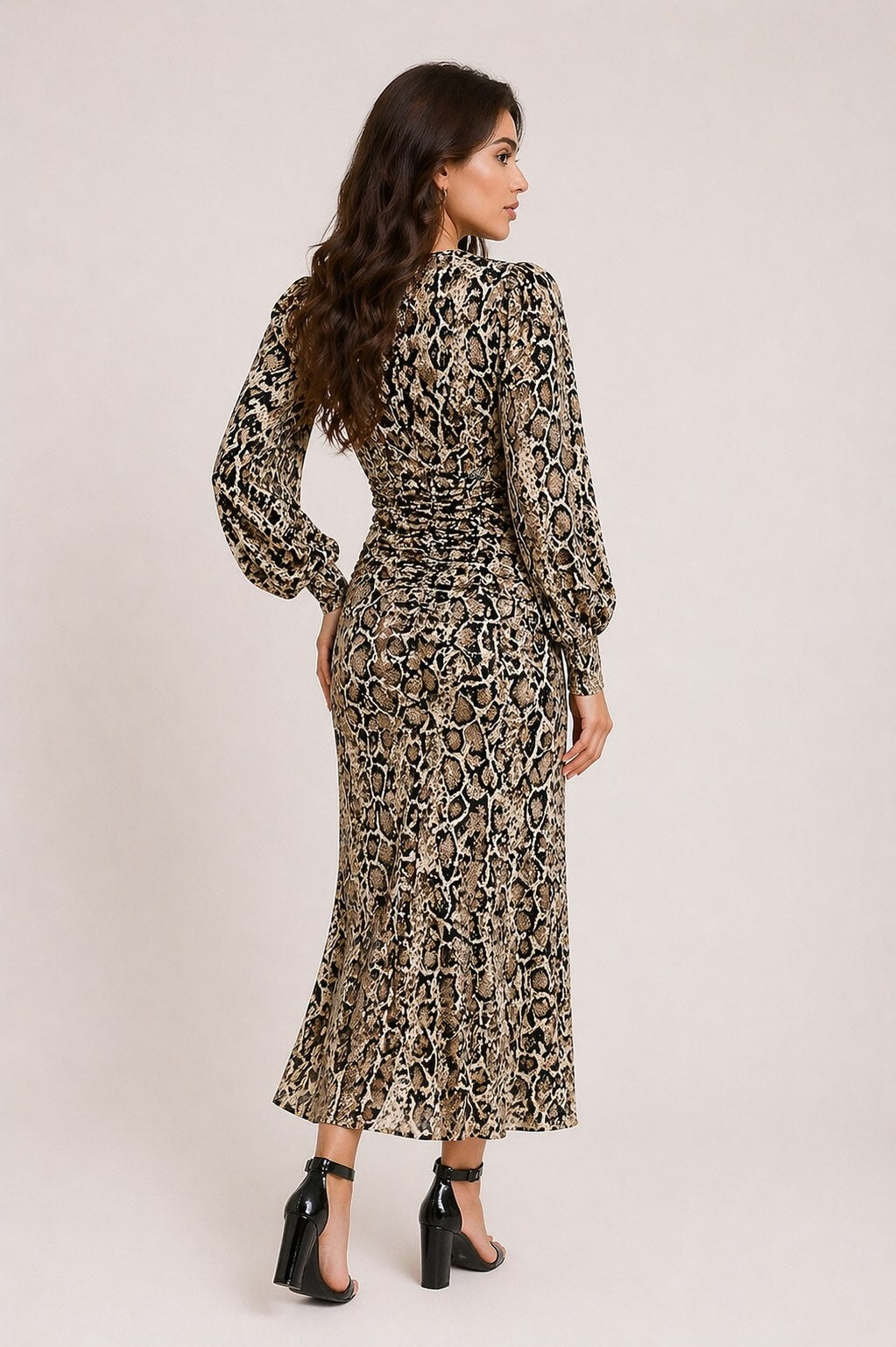 Robe longue imprimée effet python avec décolleté en V profond, manches bouffantes, fente haute et drapé froncé, élégante et sexy.