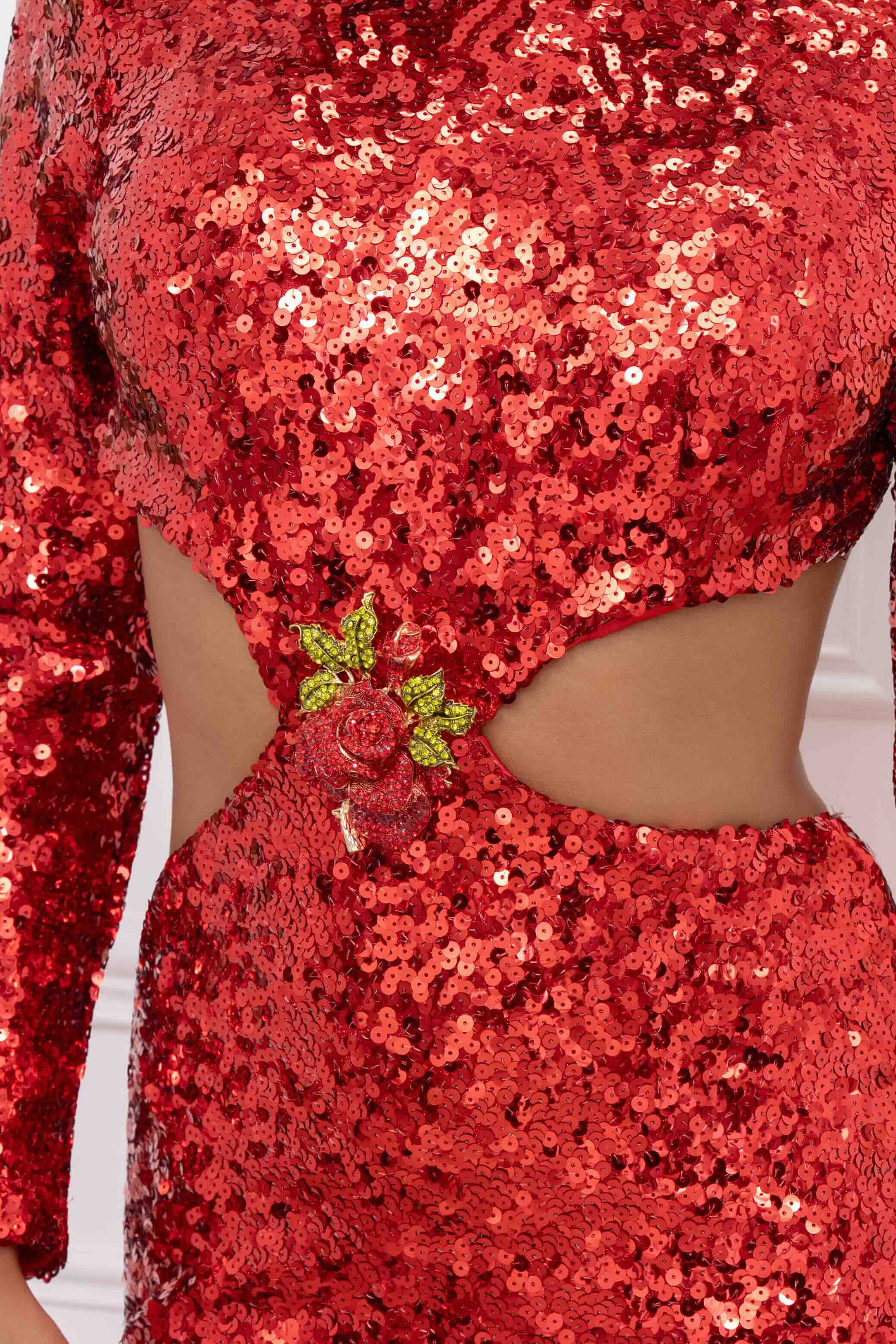 Femme Robe habillée courte à sequins col montant manches longues découpes à la taille et dos nu coupe moulante avec bijou floral | Dressie Dress - Dressie Dress