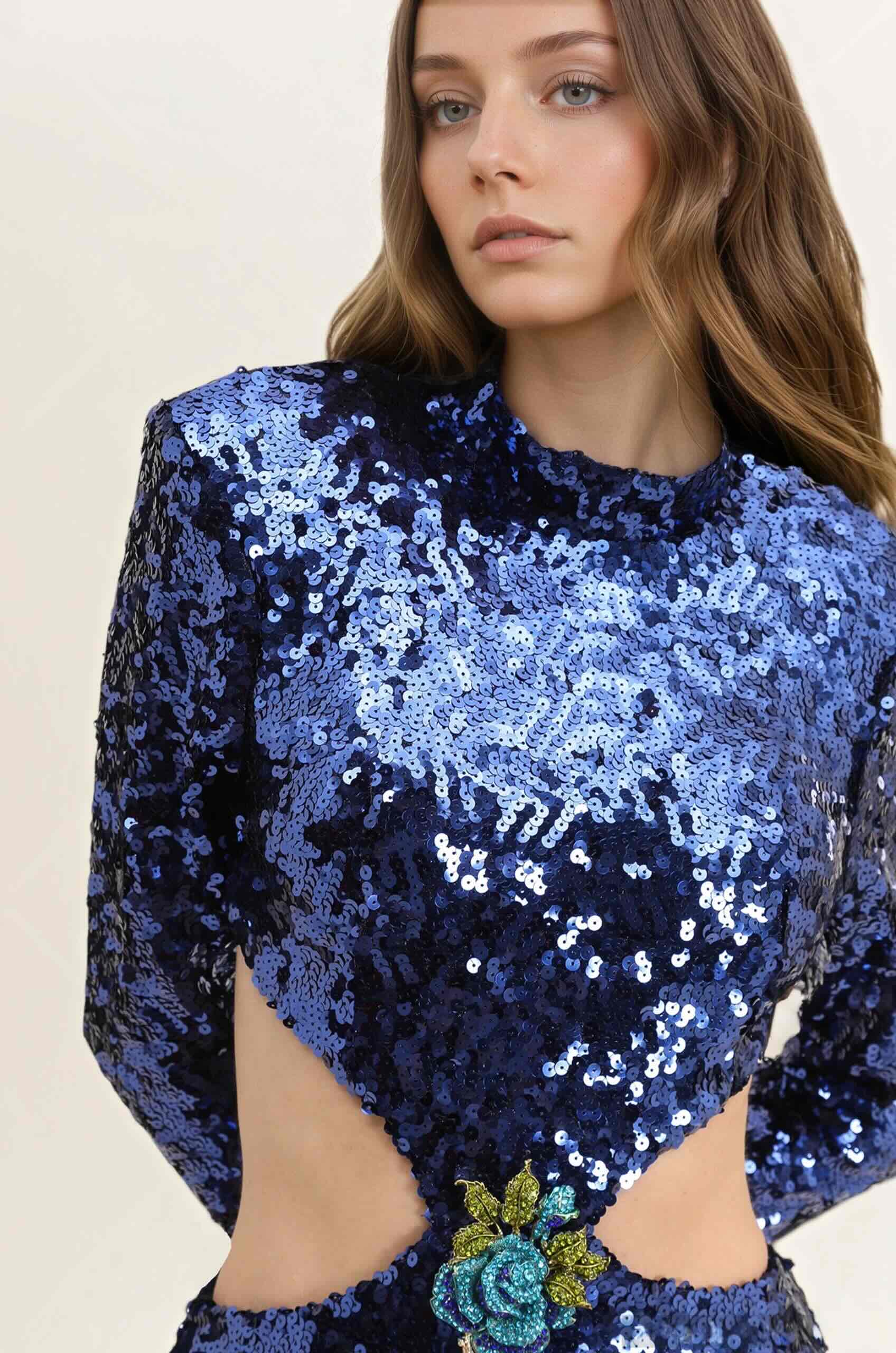 Femme Robe habillée courte à sequins col montant manches longues découpes à la taille et dos nu coupe moulante avec bijou floral | Dressie Dress - Dressie Dress